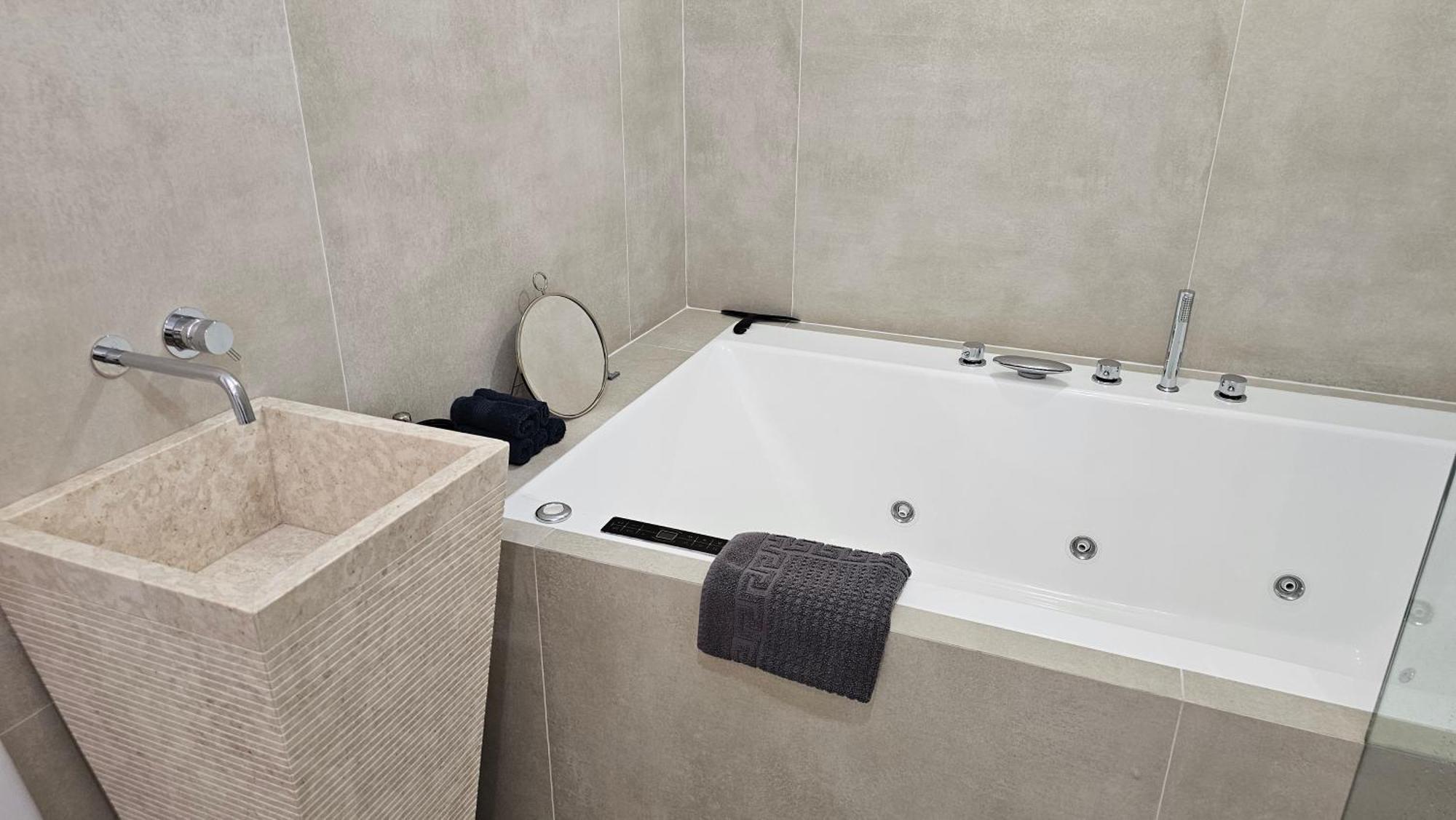 Oasis Jacuzzi Retreat Apartment Marbella Ngoại thất bức ảnh